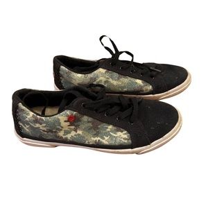 Kids UGG sneakers in Camo with sparkles